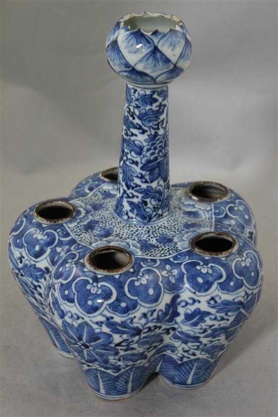 A Chinese blue and white garlic neck tulip vase, 19th century, 24.5cm